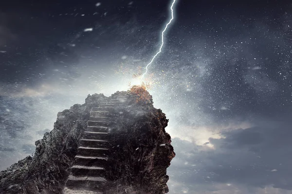 Escalera exterior de piedra natural al cielo oscuro — Foto de Stock