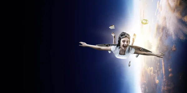 Chica volando con ala de avión hecha a sí misma. Medios mixtos —  Fotos de Stock