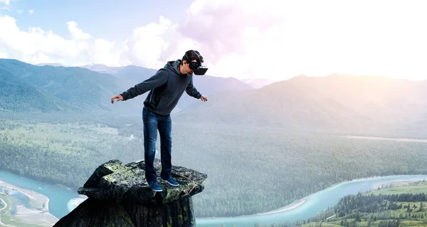 Expérience de réalité virtuelle, jeune homme en lunettes VR — Photo