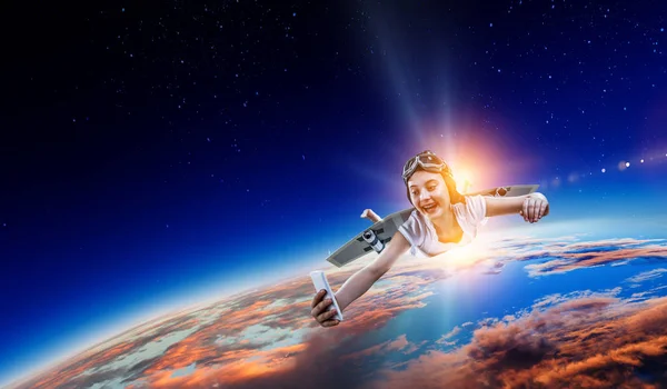 Meisje met zelfgemaakte vliegtuigvleugel. Gemengde media — Stockfoto