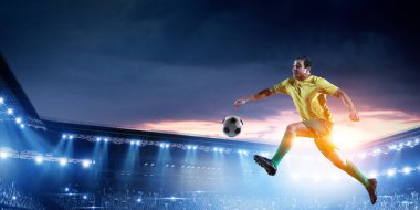 Stadyumdaki futbolcu iş başında. Karışık ortam