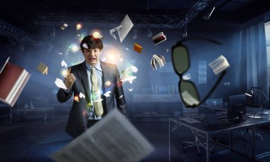 Ofiste duran genç bir işadamı. Karışık medya