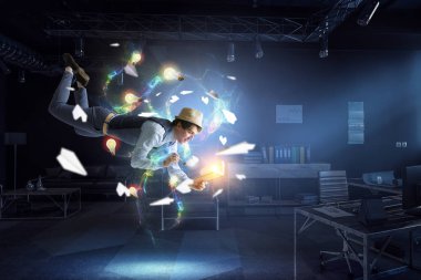 Gülümseyen neşeli genç adam. Karışık ortam