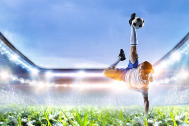 Stadyumdaki futbolcu iş başında. Karışık ortam