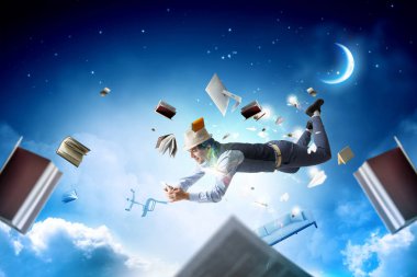 Gülümseyen neşeli genç adam. Karışık ortam