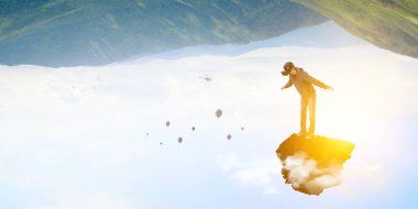 Sanal gerçeklik deneyimi, sanal gerçeklik gözlüklü genç adam.