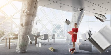 Kitap okuyan genç bir kadın. Karışık ortam