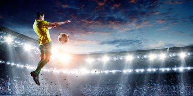 Stadyumdaki futbolcu iş başında. Karışık ortam