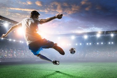 Stadyumdaki futbolcu iş başında. Karışık ortam