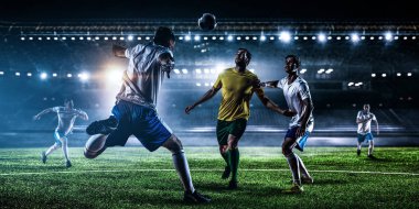 Stadyum üzerinde futbol oyuncuları eylem