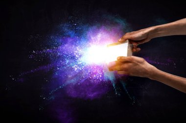 Adam eller küçük bir sihirli kağıt kutusu, karışık medya tutarak