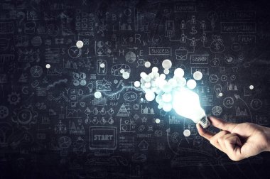 Pikselleştirilmiş ampul. Gelişim konsepti. Karışık ortam