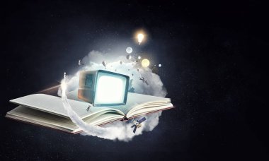 Açık boş Notebook ve uzay fantezi arka planda bir Vintage TV