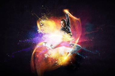 Renkli sıçramaları arka plan ile hoodie atlama modern kadın dansçı. Karışık medya