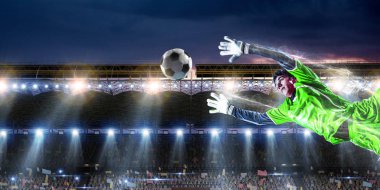 Stadyumdaki futbolcu iş başında. Karışık ortam