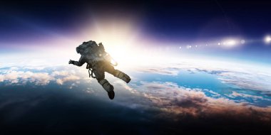 Gezegen yörüngesindeki astronot.