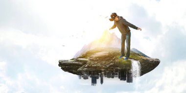 Sanal gerçeklik deneyimi, sanal gerçeklik gözlüklü genç adam.