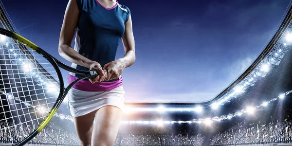 Mladá žena hraje tenis. Smíšená média — Stock fotografie