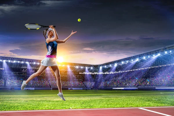 Jonge vrouw die tennis speelt in actie. Gemengde media — Stockfoto