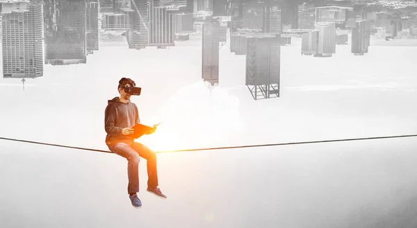 Experiência de realidade virtual, jovem em óculos VR — Fotografia de Stock