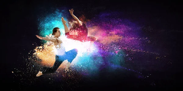 Jonge moderne balletdansers in een sprong. Gemengde media — Stockfoto