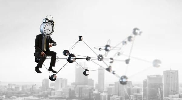 Un hombre de negocios con cabeza de reloj. Concepto de eficiencia empresarial. — Foto de Stock