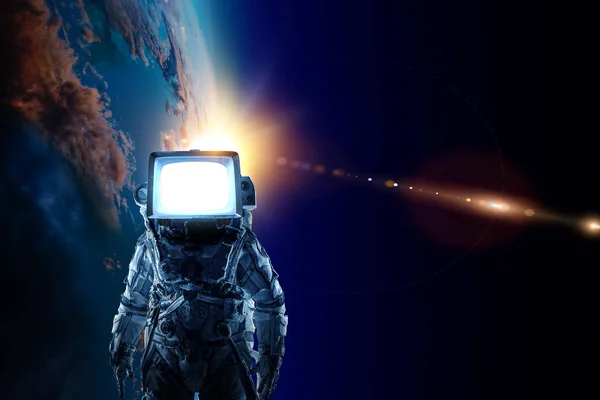 Astronauta con testa TV nello spazio. Mezzi misti. — Foto Stock