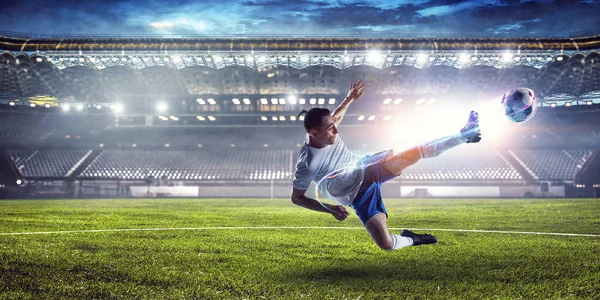 Jugador de fútbol en el estadio en acción. Medios mixtos — Foto de Stock