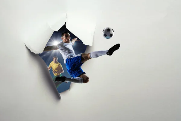 Effet de trou percé en papier et joueurs de football. Techniques mixtes — Photo