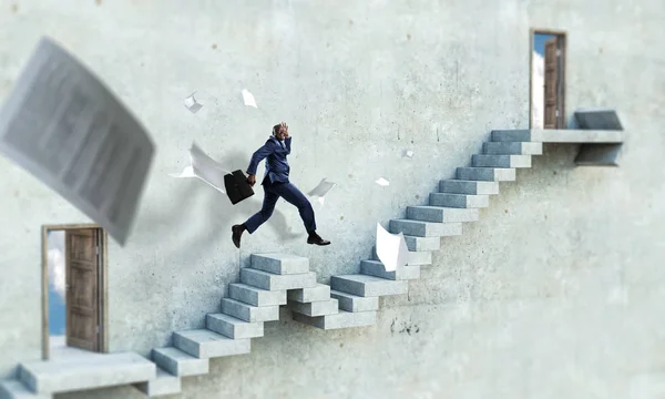 Черный бизнесмен поднимается по каменной лестнице, иллюстрируя развитие карьеры и концепцию успеха. Смешанные медиа — стоковое фото