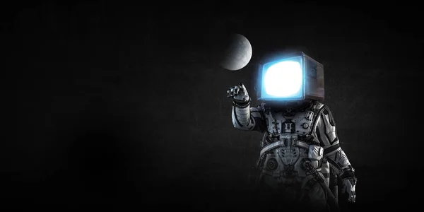 宇航员与电视头在黑色背景。混合媒体. — 图库照片