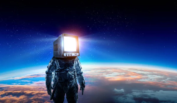 Astronaut med tv-huvud i rymden. Blandade medier. — Stockfoto
