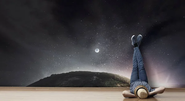 Jeune homme couché sur le sol avec les jambes levées sur le mur. Techniques mixtes — Photo