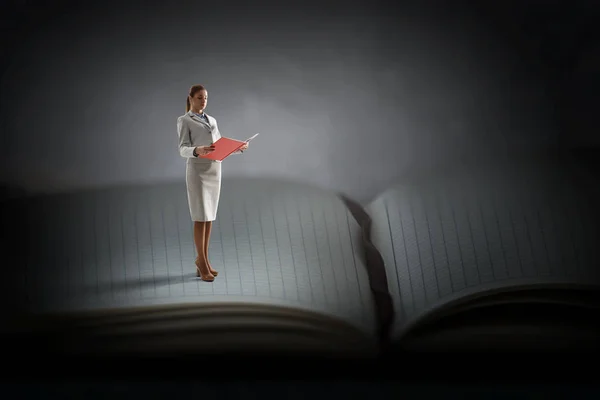 Een jonge vrouw die een boek leest. Gemengde media — Stockfoto