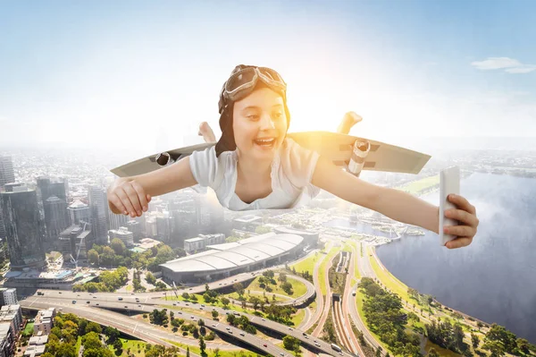 Volar con ala de avión hecha a sí mismo — Foto de Stock