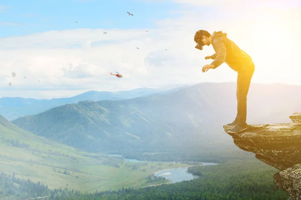 Expérience de réalité virtuelle, jeune homme en lunettes VR — Photo