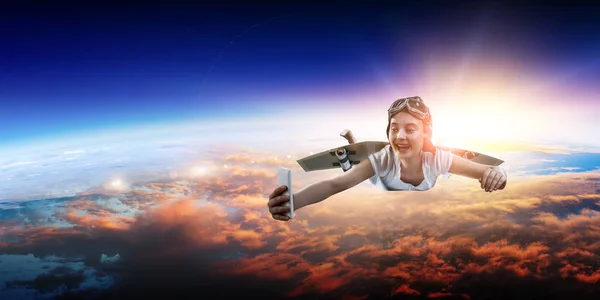 Kendi kendini yetiştirmiş uçakla uçan bir kız. Karışık ortam — Stok fotoğraf
