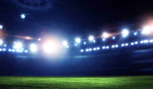 Arena vacía de fútbol nocturno en luces — Foto de Stock