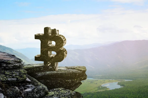 Dağ zirvesinde Bitcoin sembolü — Stok fotoğraf