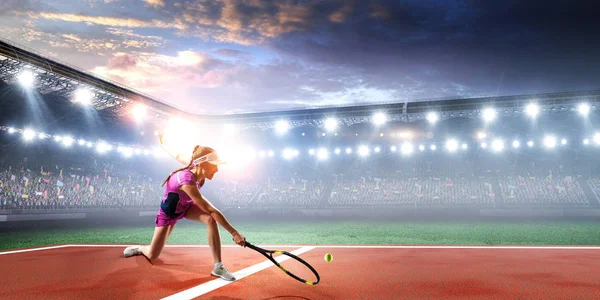 Young woman playing tennis in action — Stock Photo, Image