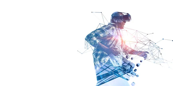 Auriculares de realidad virtual en un hombre negro. Medios mixtos — Foto de Stock