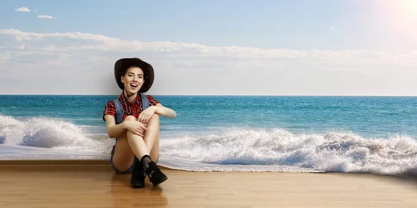 Sonriente joven hermosa mujer sentada en el suelo. Medios mixtos — Foto de Stock