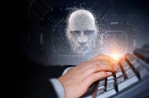 Manos de una joven en el teclado de la computadora con una cabeza digital en el fondo —  Fotos de Stock