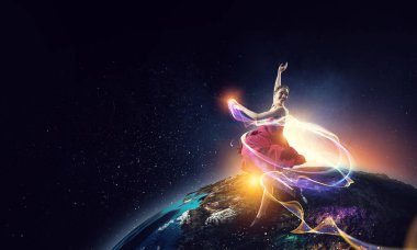 Kırmızı elbiseli genç ve güzel bir bayan dansçı. Karışık ortam