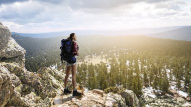 Sırt çantalı gezgin kadın turist