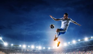 Stadyumdaki futbolcu iş başında. Karışık ortam