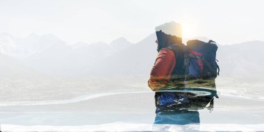 Sırt çantasıyla gezen bir turist