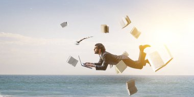 Neşeli mutlu iş adamı yatay olarak yükseliyor.