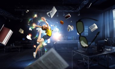 Sevimli mutlu küçük kız atlıyor. Karışık ortam