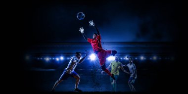 Stadyum üzerinde futbol oyuncuları eylem